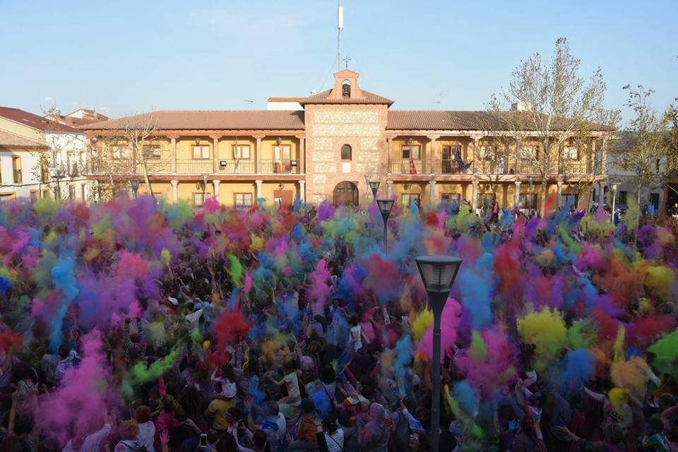 La fiesta holi de polvos de colores vuelve a teñir San Martín de la Vega