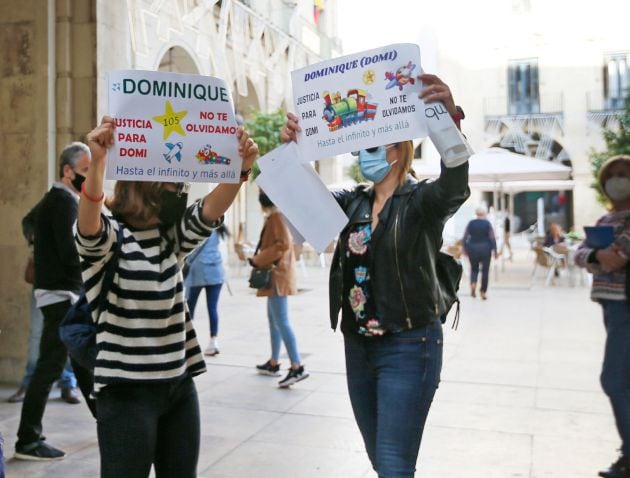 Pancartas en recuerdo del niño asesinado en Elda