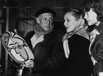 Pablo Picasso muestra una de sus cerámicas a las actrices Julie Gibson y Janet Shaw en 1948