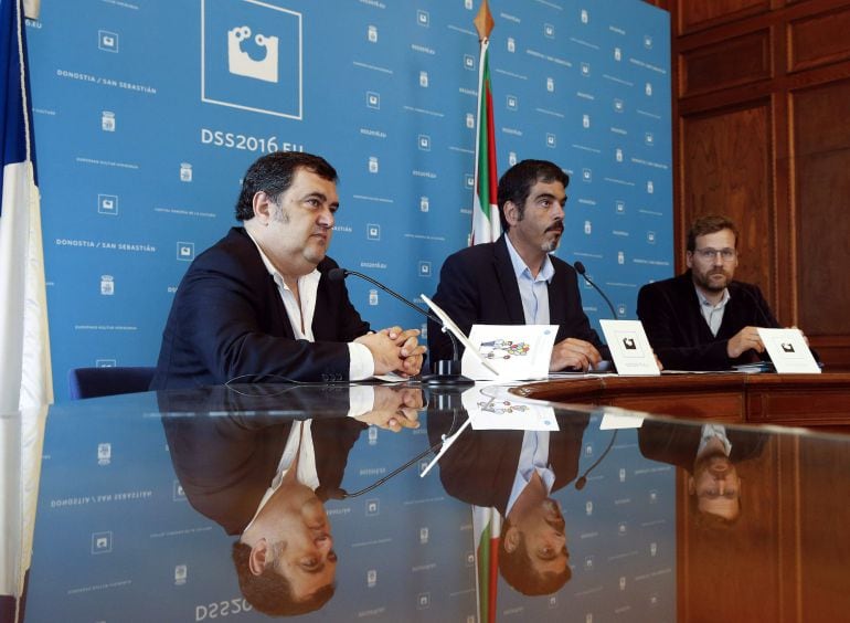 El alcalde donostiarra, Eneko Goia, el teniente de alcalde, Ernesto Gasco, y el director general de San Sebastián 2016, Pablo Berastegui, durante la presentación del Plan de Acogida de la Capital Cultural Europea.