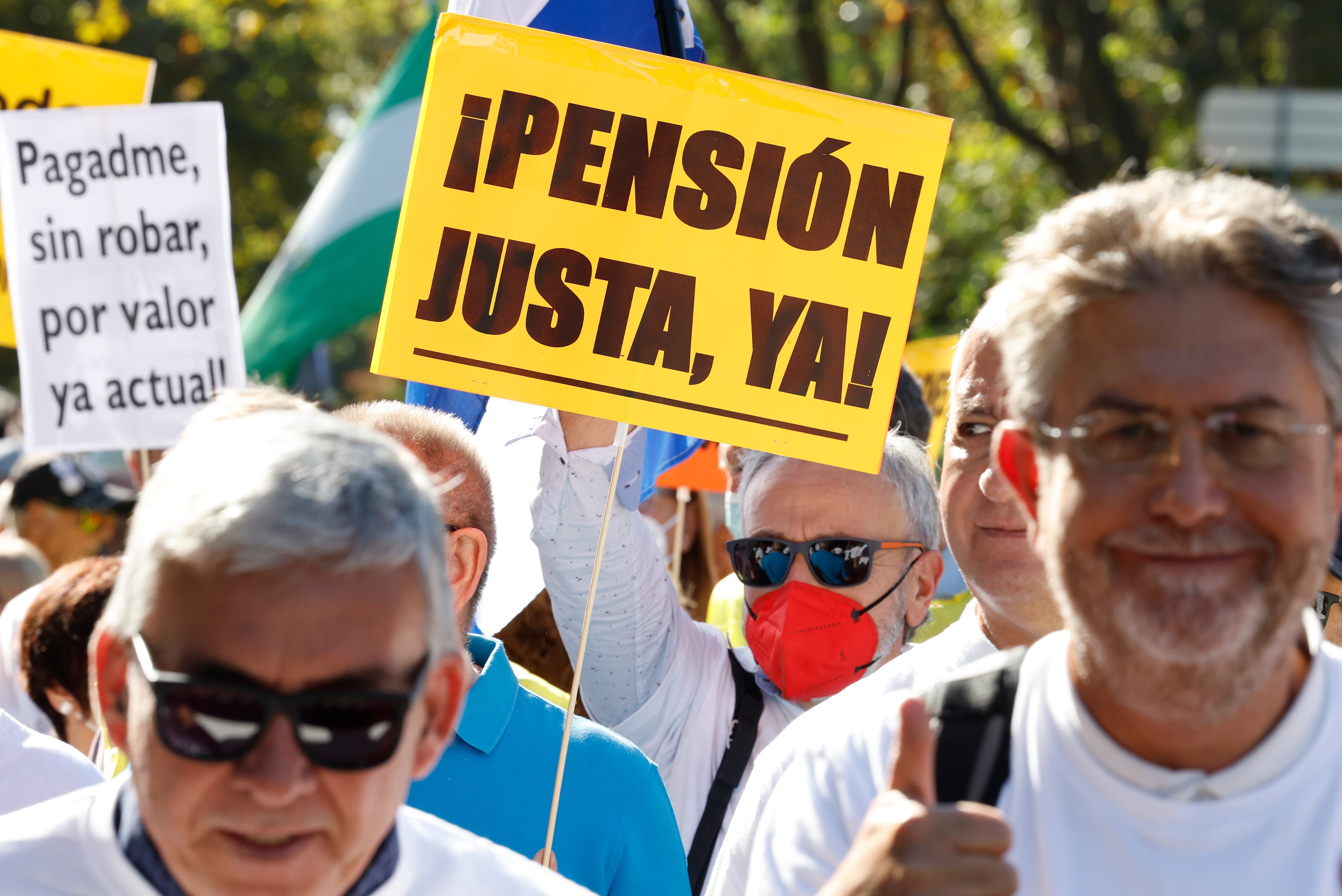 Vista de los participantes en la manifestación por las Pensiones Dignas organizada por los colectivos de pensionistas.