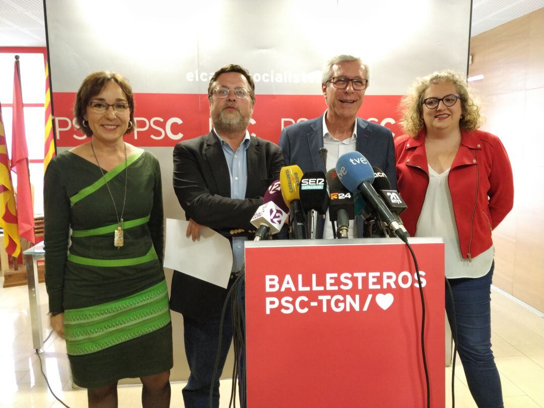 Ballesteros acompanyat del senador Santiago Castellà, Sandra Ramos i Begoña Floría. 