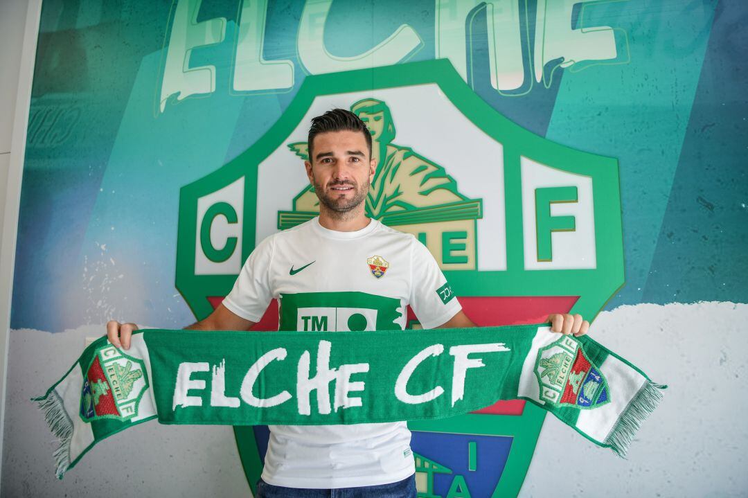 Antonio Barragán posa con una bufanda del Elche CF