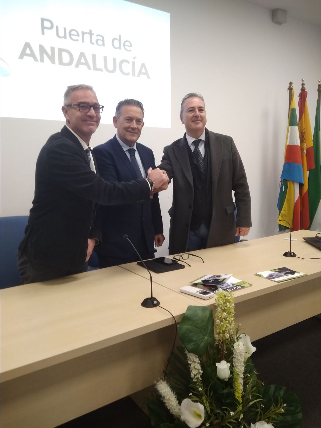 Los alcaldes de Bailén, Linares y Guarromán, Luis Mariano Camacho, Raúl Caro y Alberto Rubio, durante la presentación del proyecto &quot;Puerta de Andalucía&quot;.