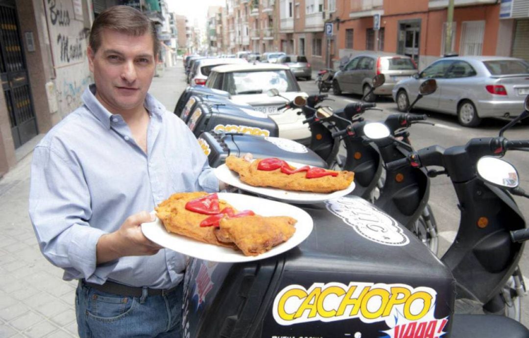 El rey del cachopo mostrando su producto estrella hace años