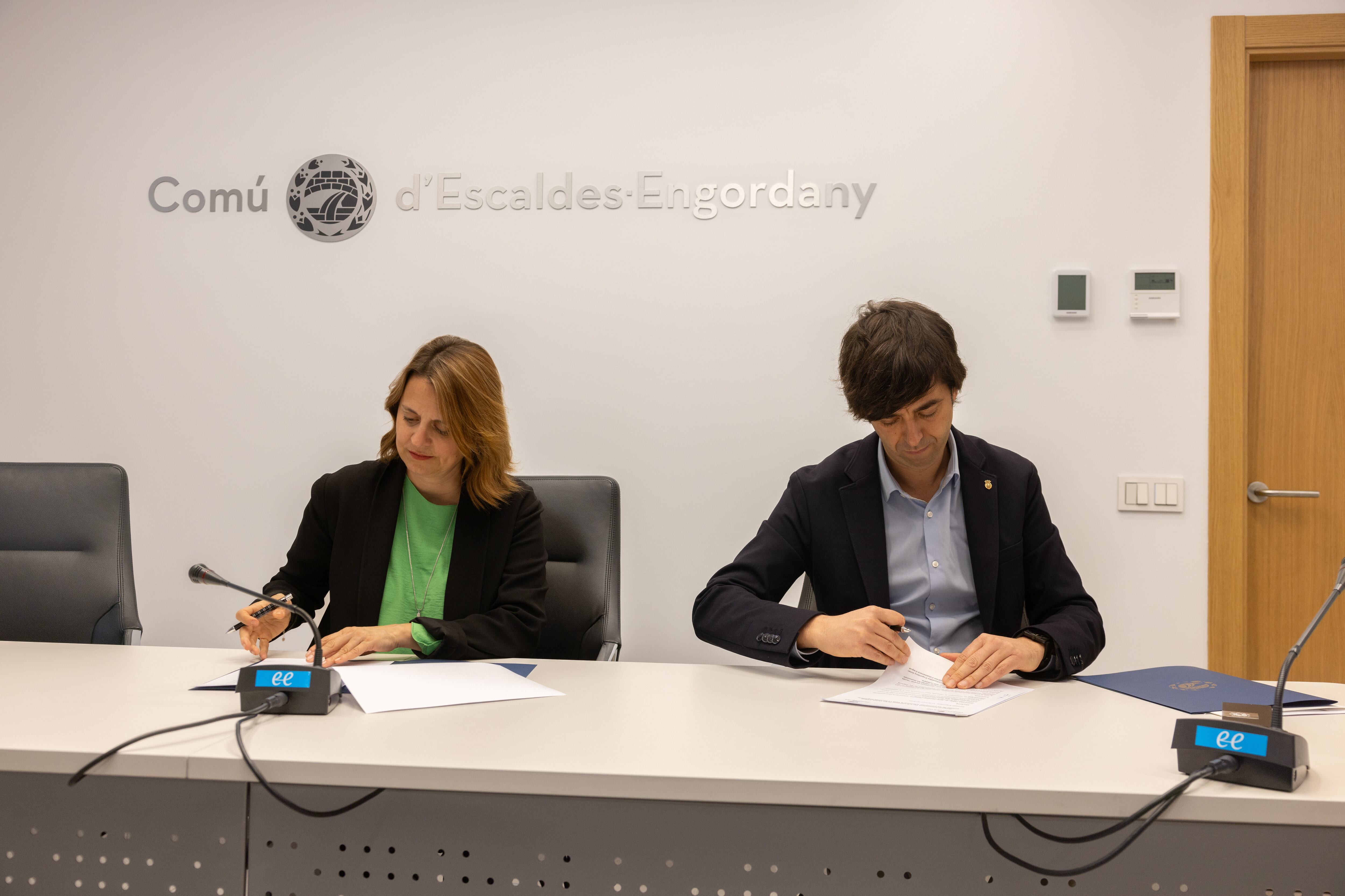 Els cònsols d'Escaldes - Engordany, Rosa Gili, i d'Andorra la Vella, Sergi González, han signat el protocol aquest matí.