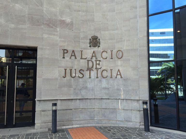 El juicio se celebra en el Palacio de Justicia de Santa Cruz de Tenerife. 