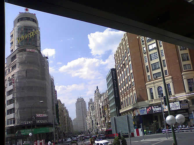 Además varias calles de su entorno como Jacometrezo, Silva, Preciados, San Bernardo y la Cuesta de Santo Domingo también disfrutarán de aceras más anchas