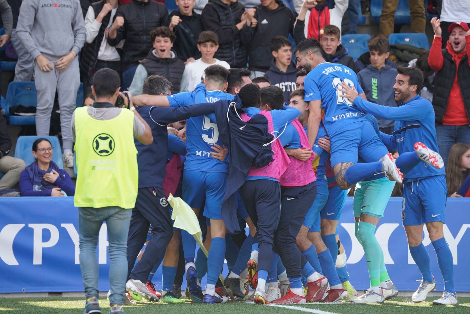 Els jugadors de l'FC Andorra celebrant un dels tres gols davant l'Albacete.