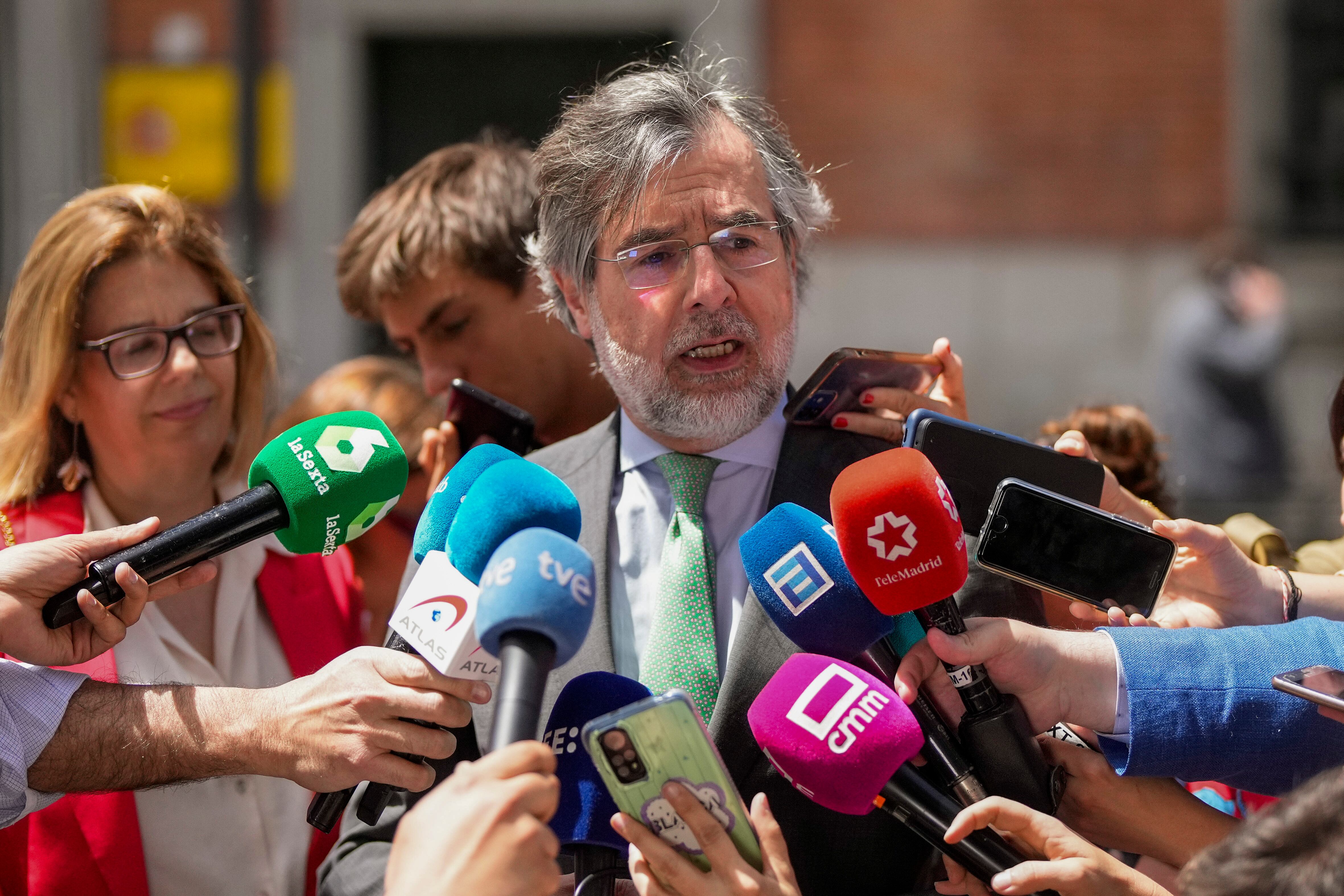 MADRID, 03/05/2023.- Juan José Carbonero, miembro de la Asociación Profesional de la Magistratura, atiende a los medios durante el receso de la reunión de la mesa de retribuciones para estudiar las reivindicaciones de las asociaciones de jueces y fiscales que amenazan con una huelga indefinida en Madrid, este miércoles. EFE/ Borja Sánchez-trillo
