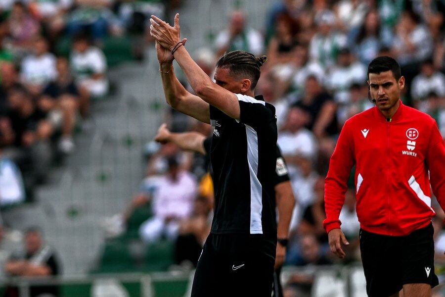 Beccacece, durante el Elche-Eldense, no seguirá como técnico franjiverde