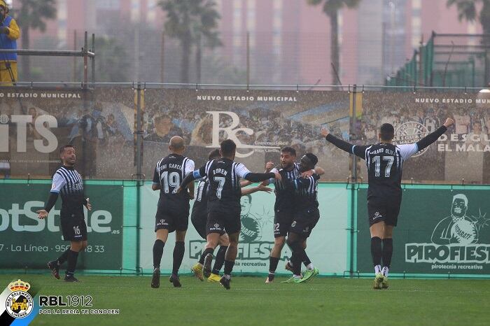 La plantilla celebra un gol