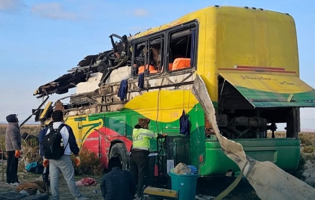 Imágenes de uno de los autobuses implicados en el accidente que ha dejado al menos 37 personas fallecidas y decenas de heridos en Bolivia. EFE/ Fiscalía General de Bolivia