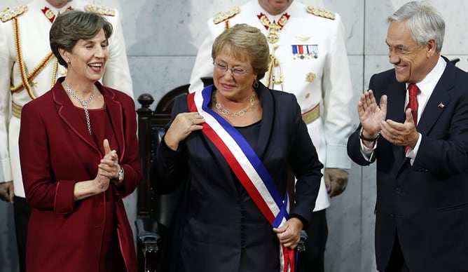 La presidenta electa chilena, Michelle Bachelet, recibe la banda presidencial de manos de la nueva presidenta del Senado, Isabel Allende