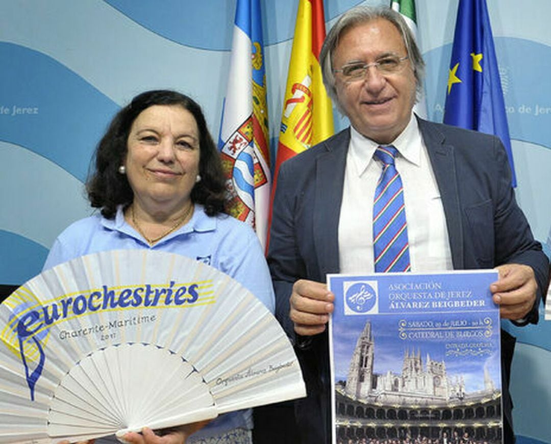 Magdalena Garrido junto al delegado municipal Paco Camas