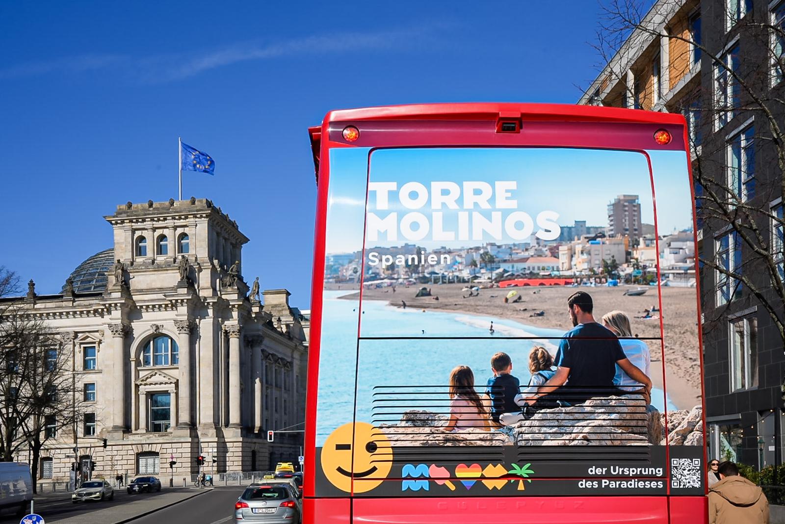 Torremolinos en uno de los autobuses turísticos que circulan por Berlín (Alemania)