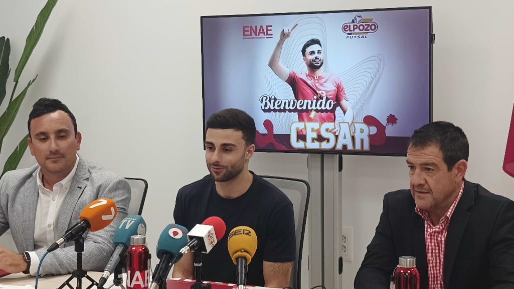 César en su presentación con ElPozo Murcia