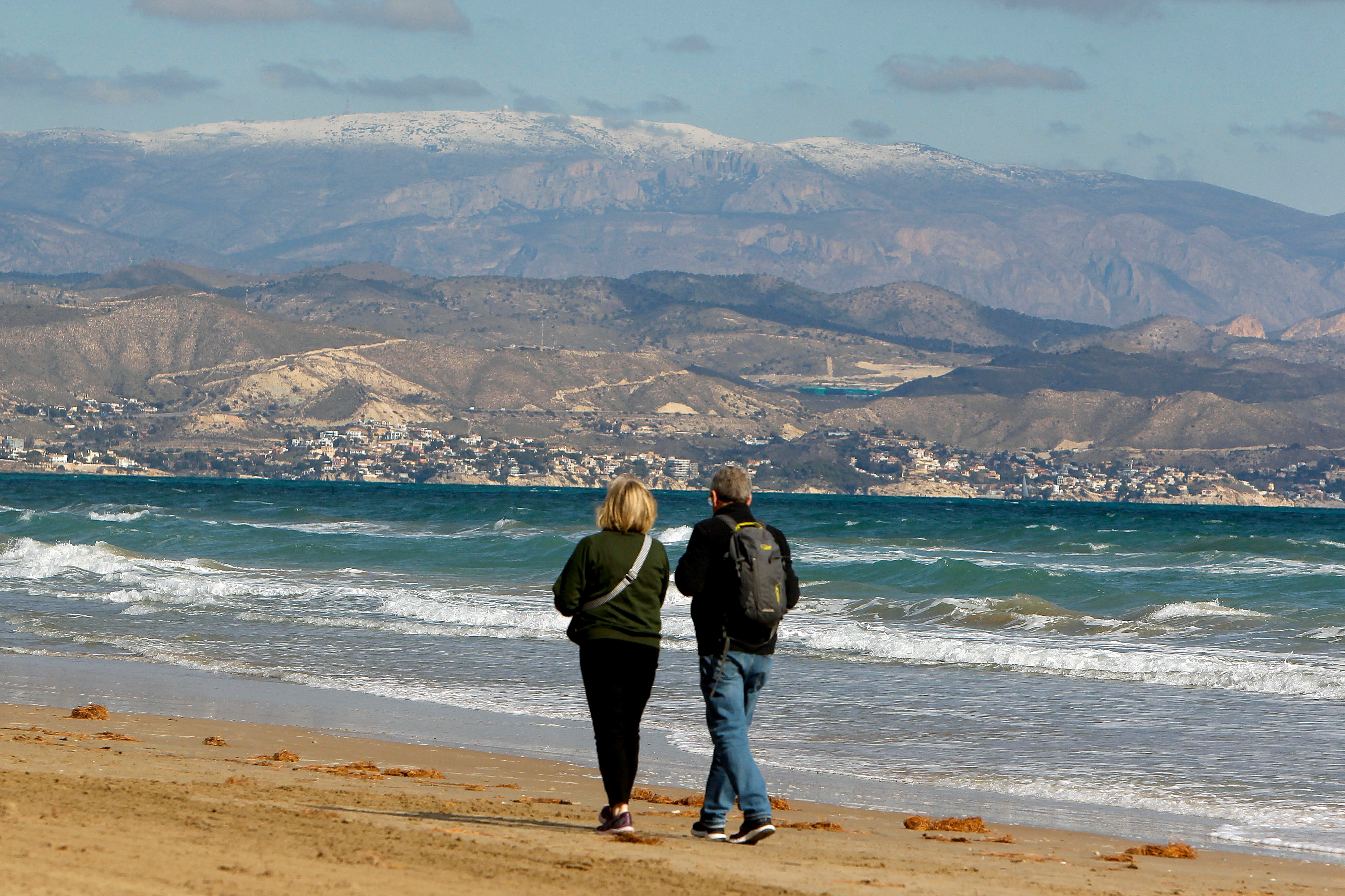 Imagen de la sierra de Aitana nevada vista desde la playa de San Juan de Alicante hace diez días. EFE/ Morell