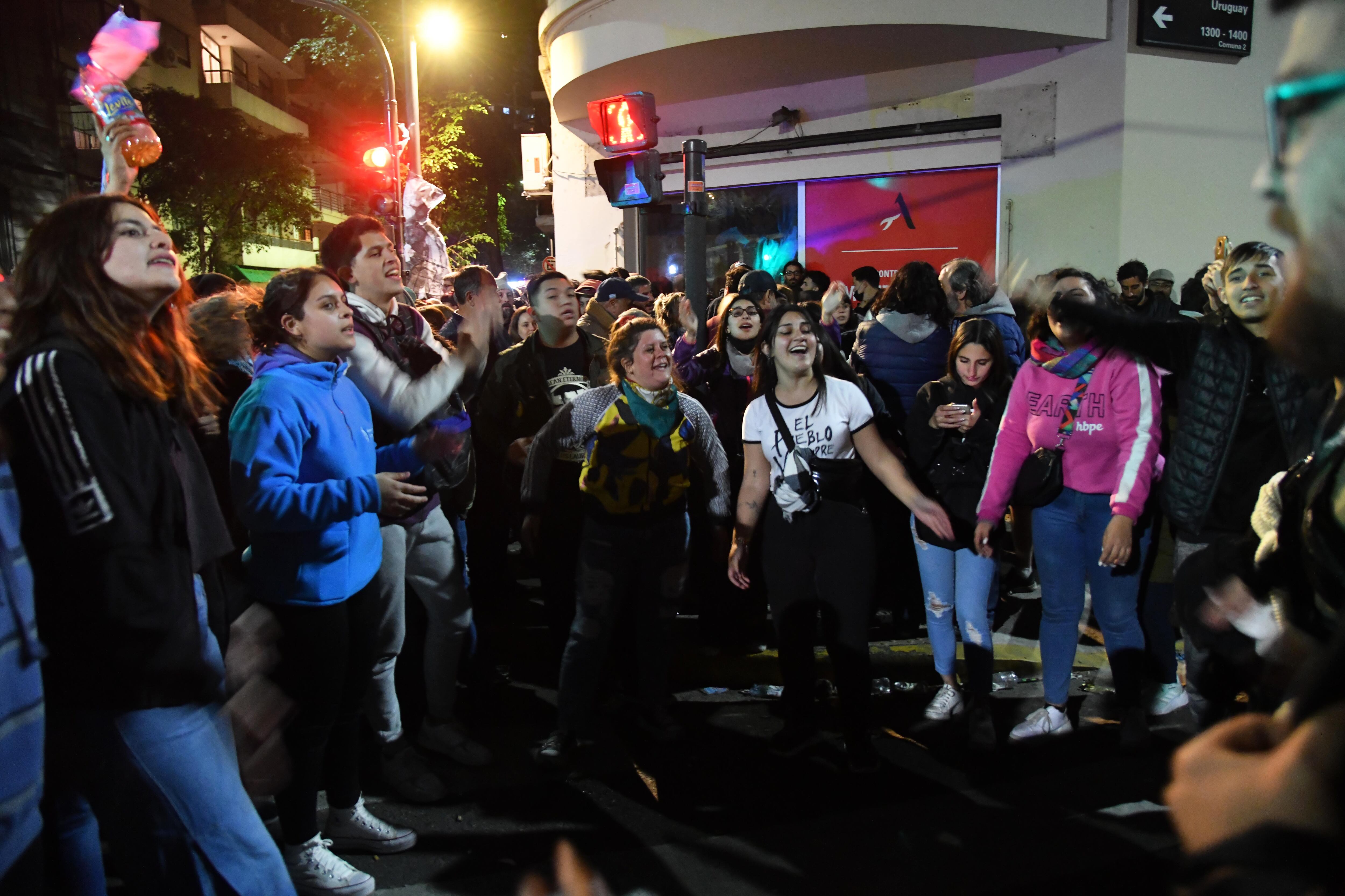 AME2255. BUENOS AIRES (ARGENTINA), 27/08/2022.- Manifestantes demuestran su apoyo a la vicepresidenta argentina, Cristina Fernández de Kirchner, hoy, en Buenos Aires (Argentina). Un fiscal solicitó una pena de doce años de prisión y la inhabilitación perpetua para ejercer cargos públicos a la vicepresidenta argentina, Cristina Fernández de Kirchner. EFE/ Enrique Garcia Medina
