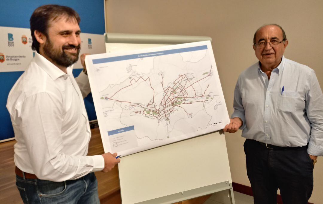 El concejal del PP, Jorge Berzosa (izda) con el edil del PSOE, Antonio Fernández Santos, en la presentación del nuevo mapa de líneas de los autobuses urbanos