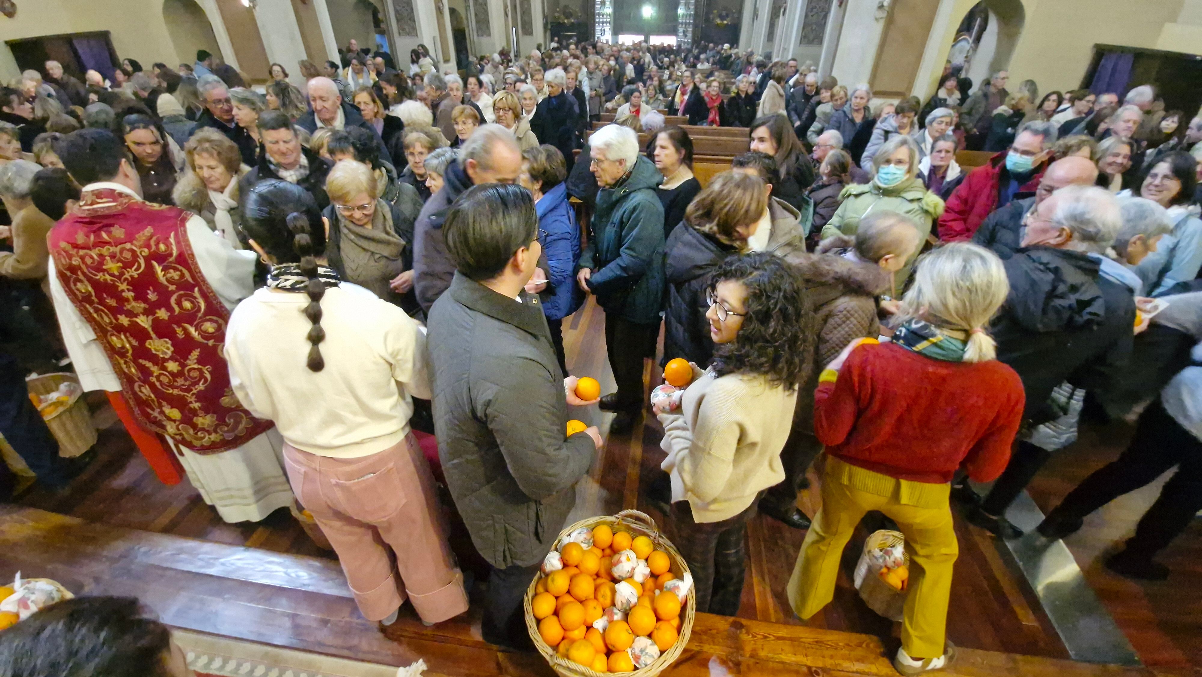 Reparto de naranjas en San Vicente