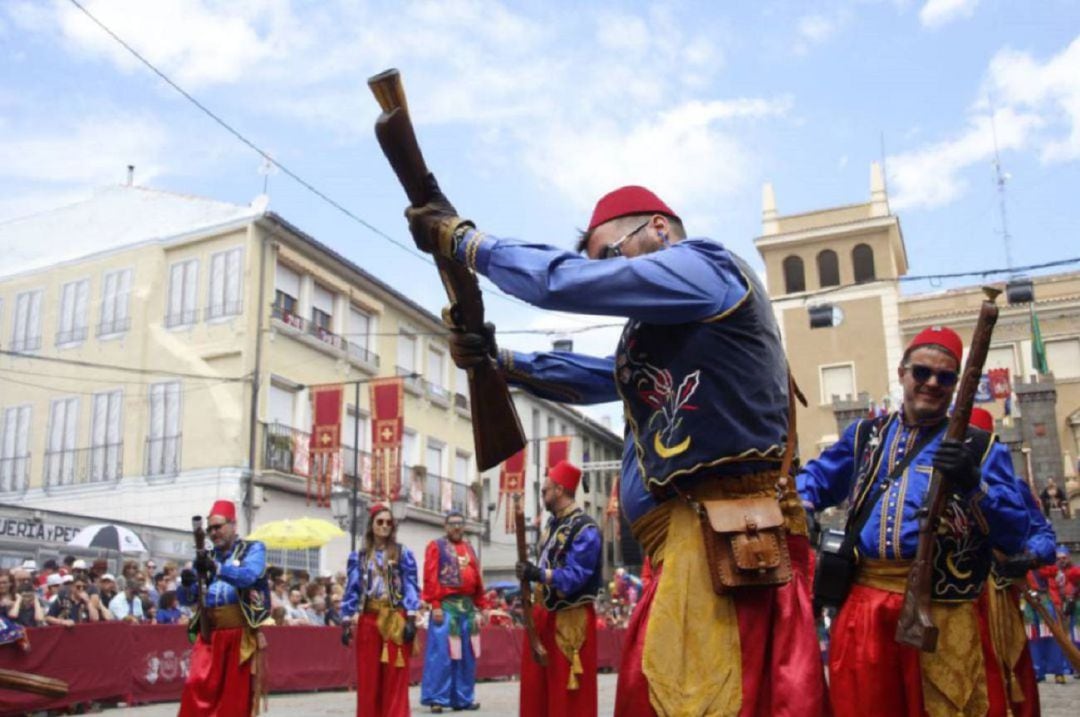 Acto de arcabucería en los Moros y Cristianos de Elda