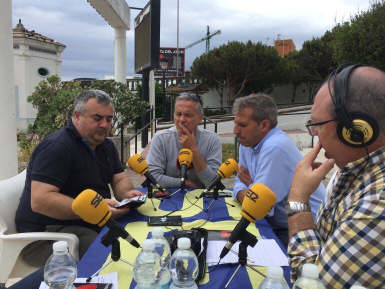 Juan Castro y Ernesto Burgato de la Asociación Gastronómica de Tarifa junto al concejal de Turismo Sebastián Galindo.