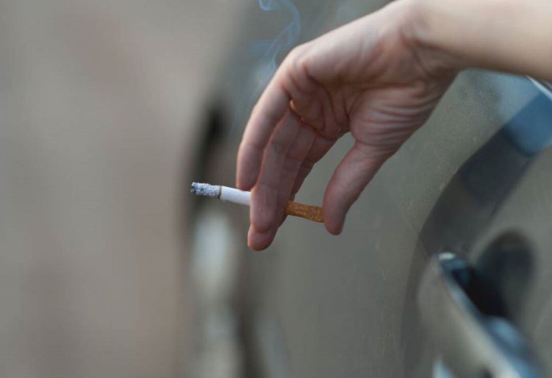 Imagen de archivo de una persona fumando