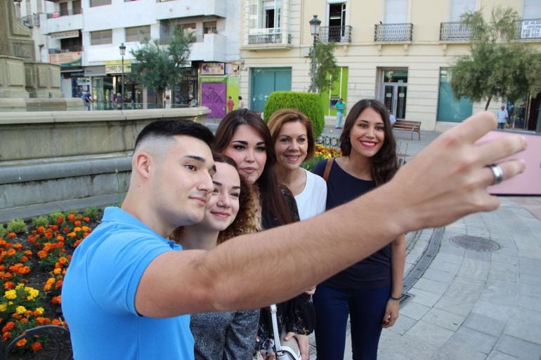 María Dolores de Cospedal se hace fotos con admiradores en Granada