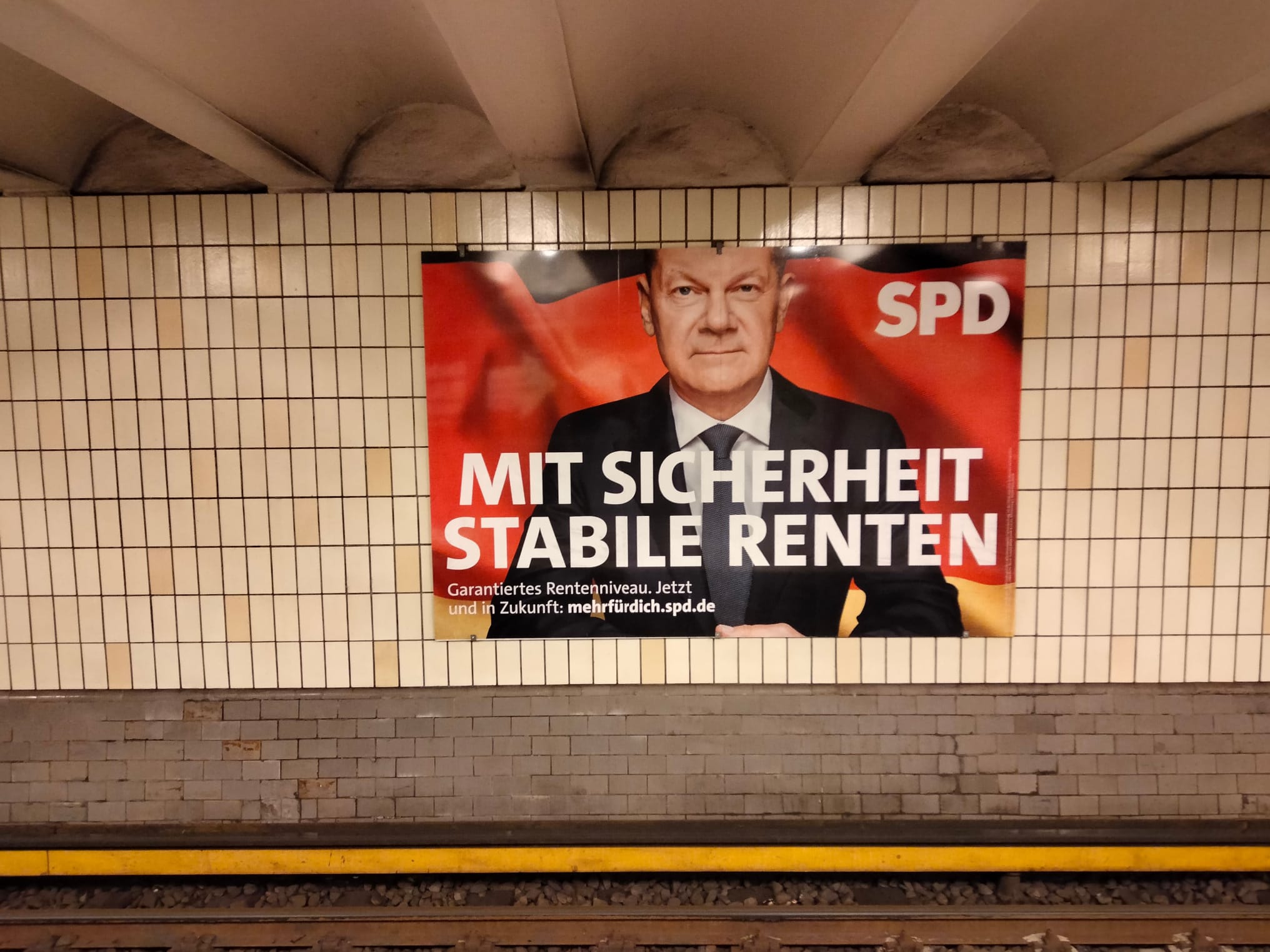 Cartel electoral de Olaf Scholz en una parada del metro de Berlín