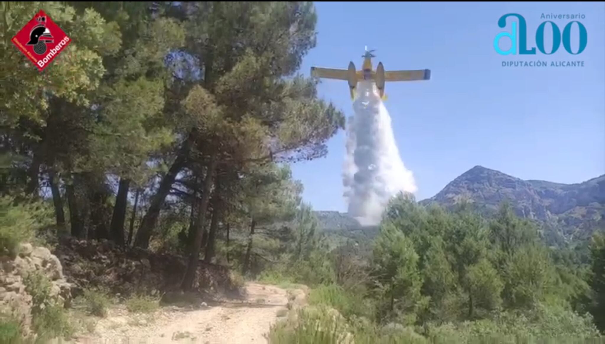 Un helicóptero actúa en el incendio de Alcoleja (Alicante)