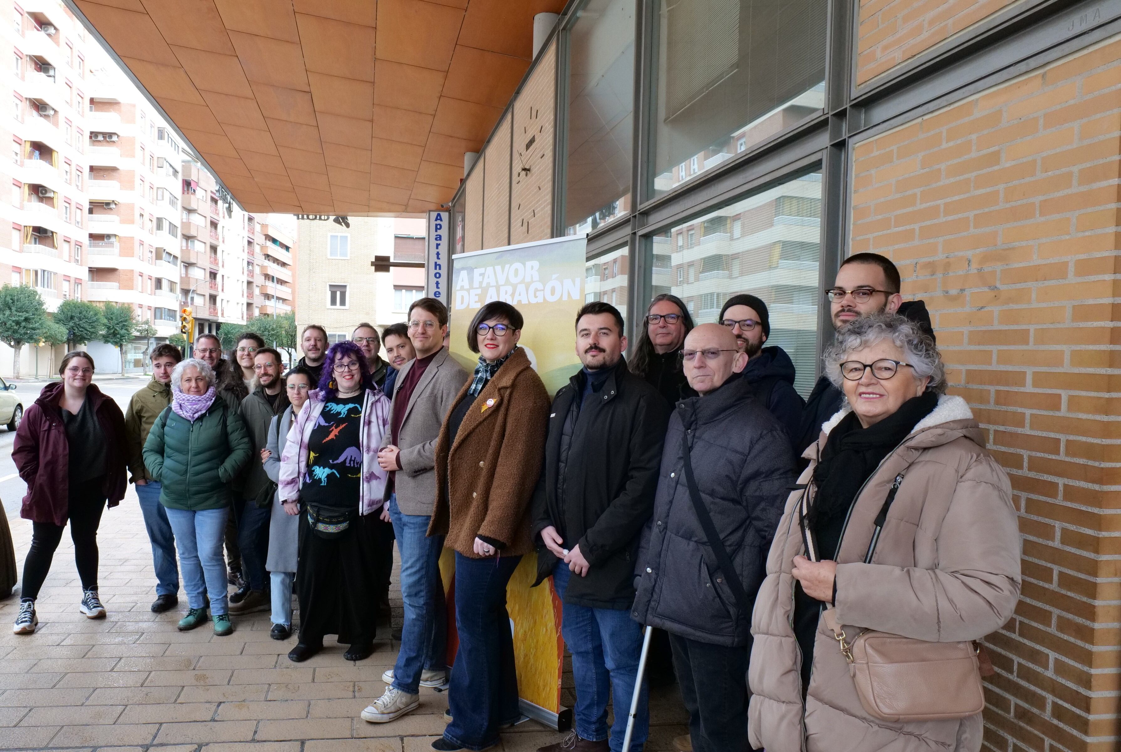 Jorge Pueyo y Verónica Villagrasa, junto integrantes de la lista en la estación de Huesca