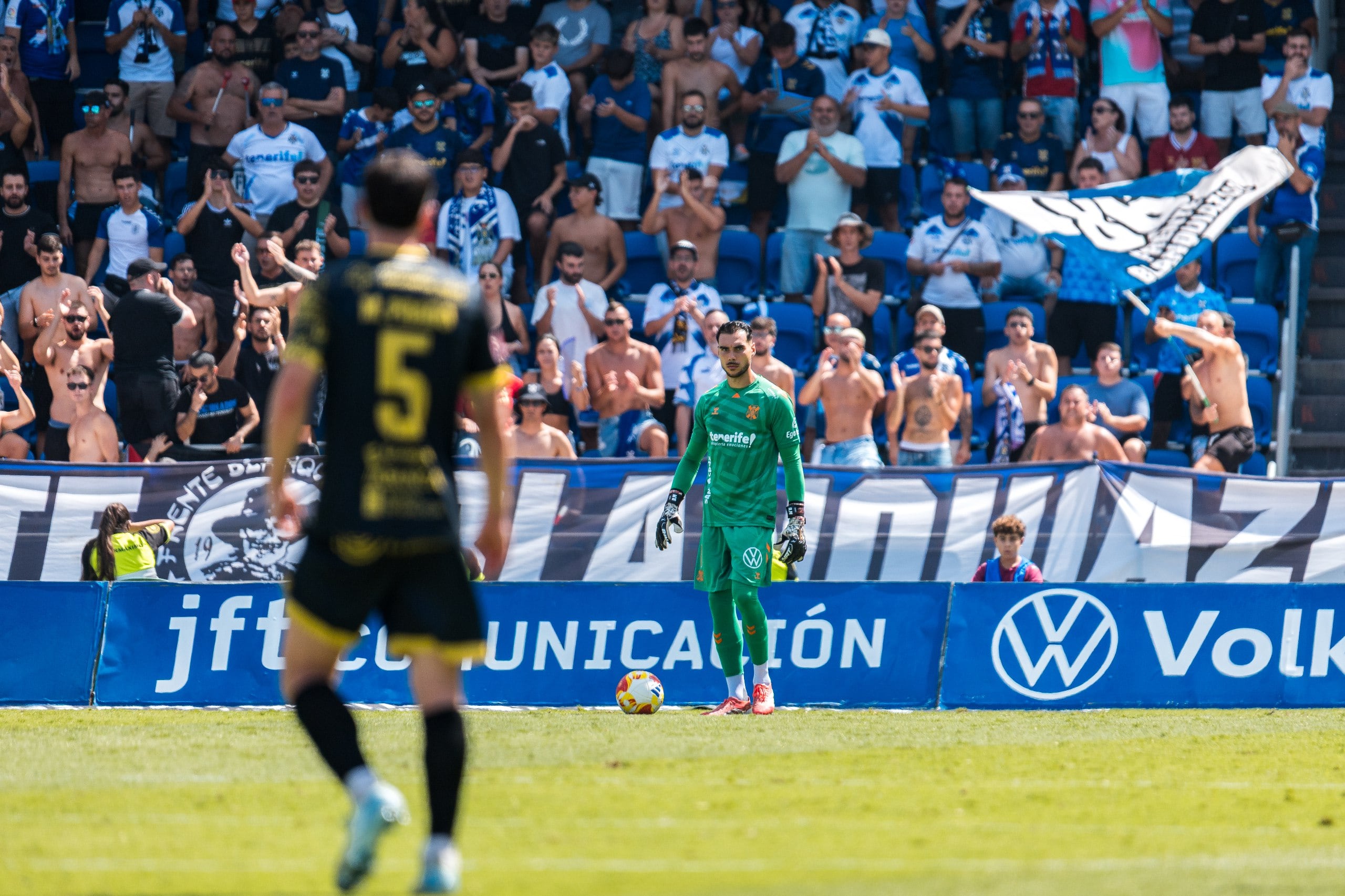Dani Martín, en una acción del partido con el Ourense.