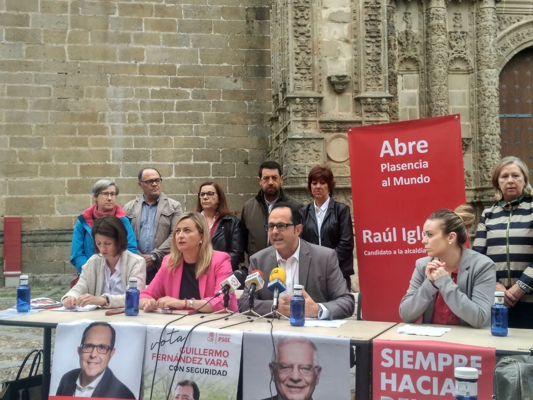 Raúl Iglesias presenta el programa electoral con miembros de su candidatura ante la Catedral de Plasencia 