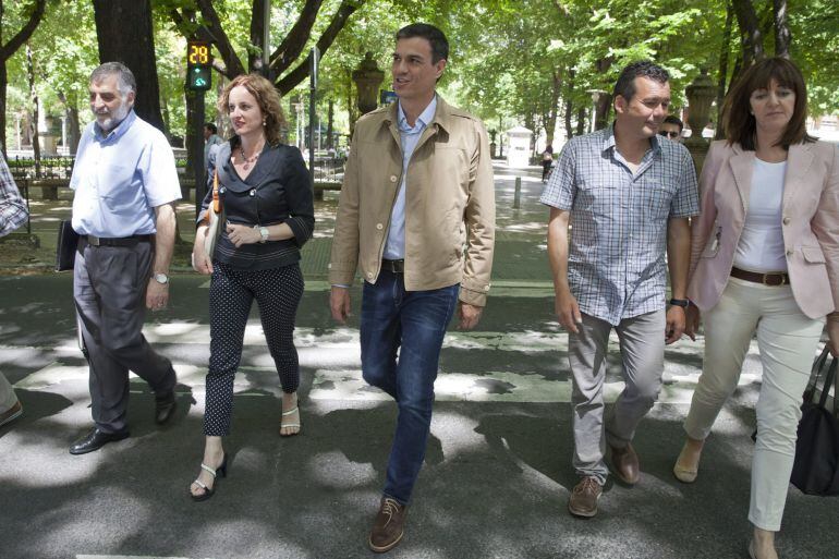 El secretario general del PSOE, Pedro Sánchez, acompañado por los candidatos a la alcaldía de Vitoria y a la Diputación alavesa