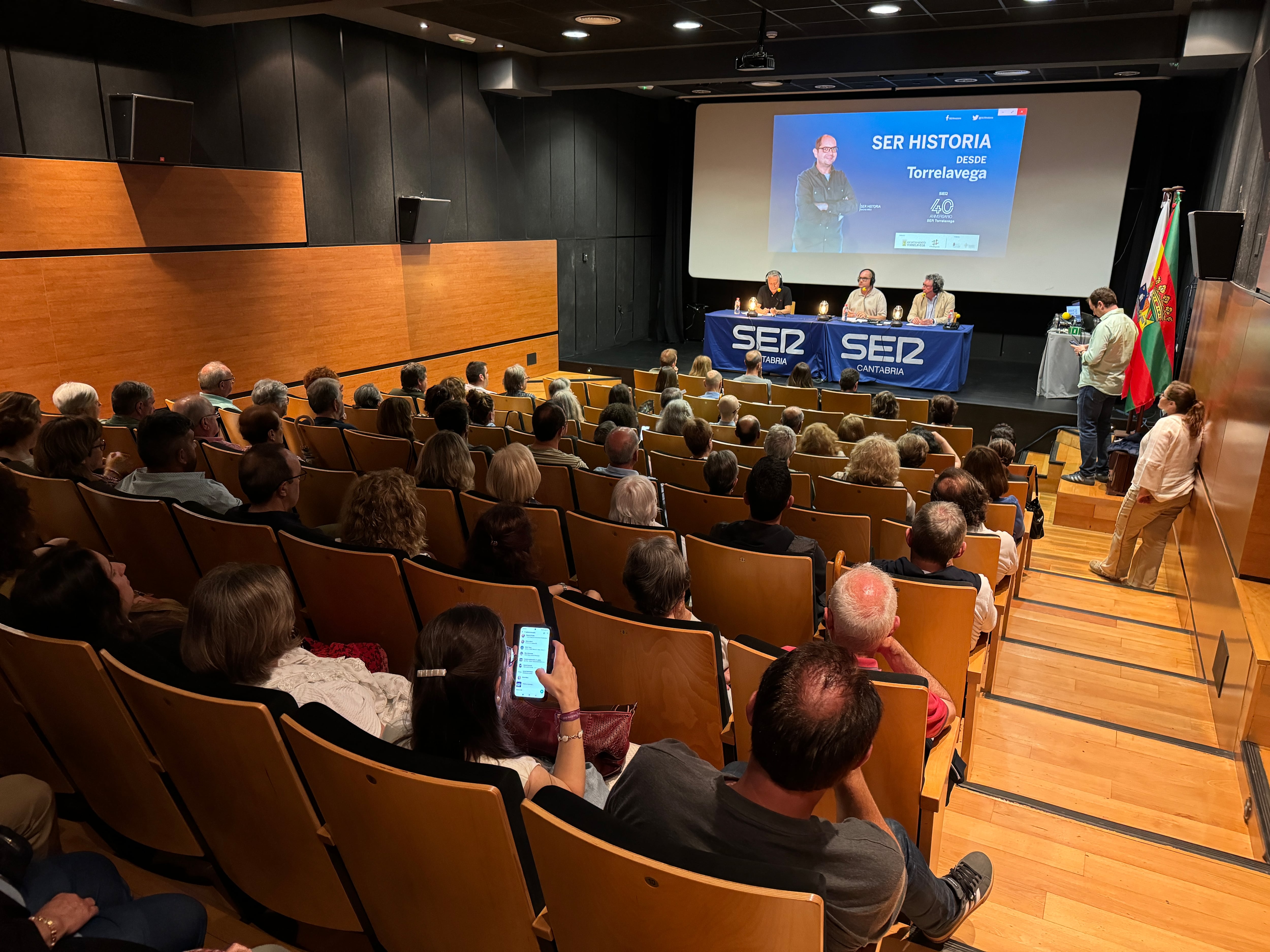 Público asistente al programa especial de Ser Historia desde la Casa de Cultura de Torrelavega.