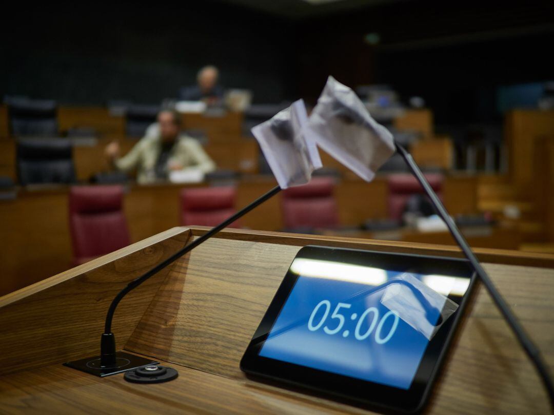 Pleno en el Parlamento de Navarra con los micrófonos cubiertos de un plástico con el fin de preservar la higiene debido a la crisis del Covid-19 