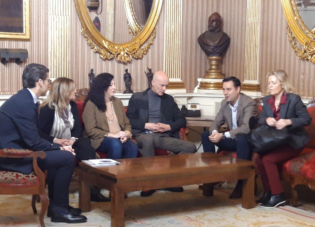 Los organizadores del Congreso de la SERV presentan la reunión al alcalde, Daniel de la Rosa