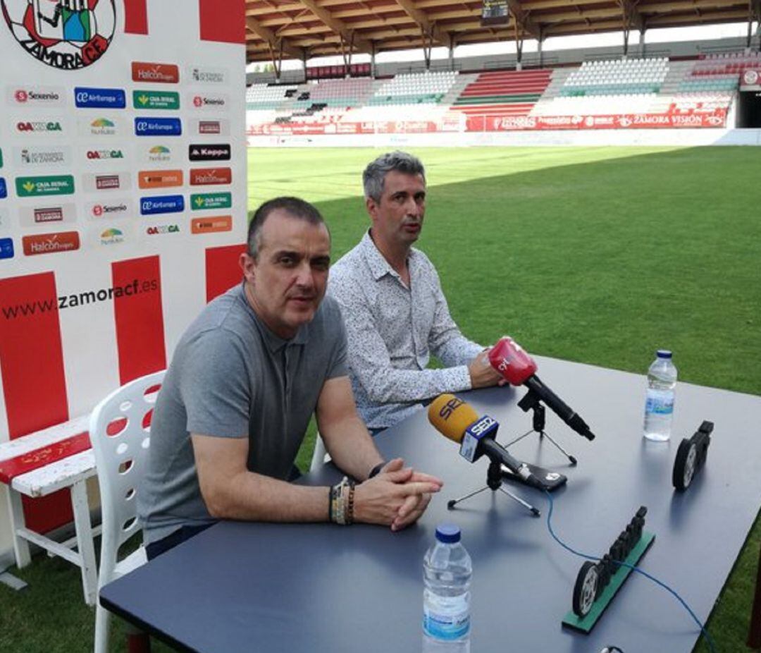 César Villafañe, director deportivo del Zamora CF junto a María, en su presentación en el Ruta