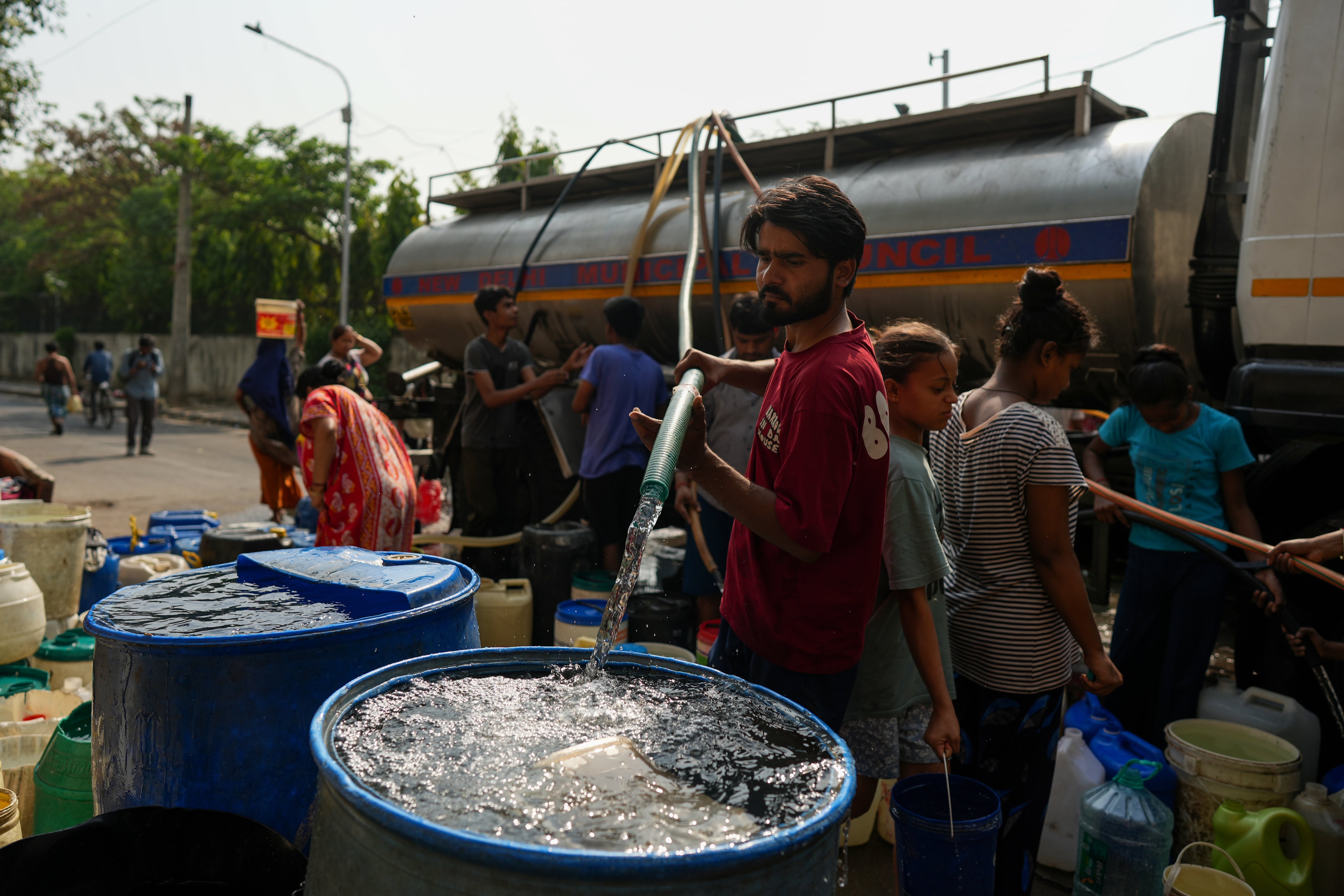 Se han instalado tanques de agua en las calles para que la gente pueda beber.