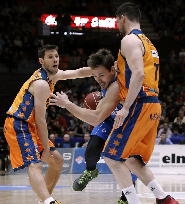 GRA282.VALENCIA, 11/04/2015.-Rafael Huertas,c., del Gipuzkoa Basket, intenta pasar entre Sam van Rossom,d., y Dubljevic, del Valencia, durante el partido de la vigésimo octava jornada de Liga que disputan en pabellón Fuente San Luís en Valencia. EFE/Juan Carlos Cárdenas