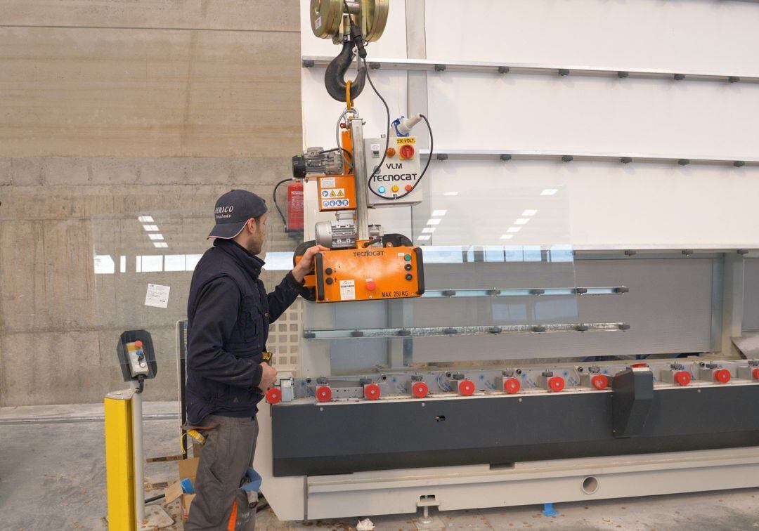 Un operario trabaja en una empresa de la comarca
