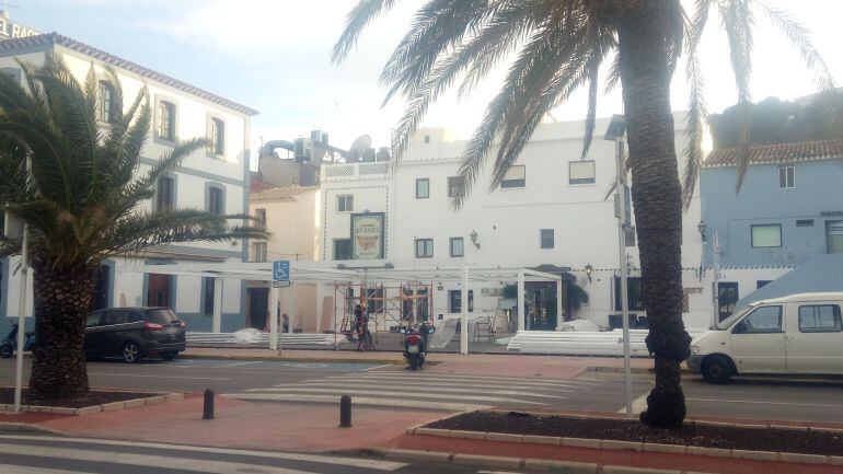 Algunos restaurantes ya han comenzado los trabajos de adecuación de los cerramientos de sus terrazas en la zona portuaria de Dénia.