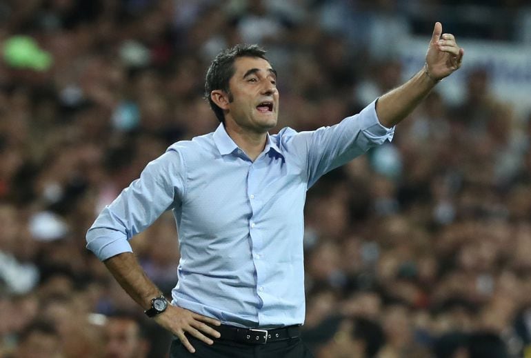 Ernesto Valverde dirige a sus jugadores 