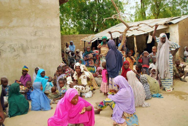 NIG01. BOSQUE DE SAMBISA (NIGERIA), 30/04/2015.- 200 niñas y 93 mujeres han sido rescatadas del grupo terrorista Boko Haram, son vistas hoy, jueves 30 de abril de 2015, en los bosques de Sambisa (Nigeria). Chris Olukolade, portavoz militar, anunció que el