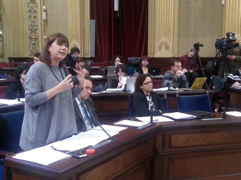 Francina Armengol en el Parlament este martes.