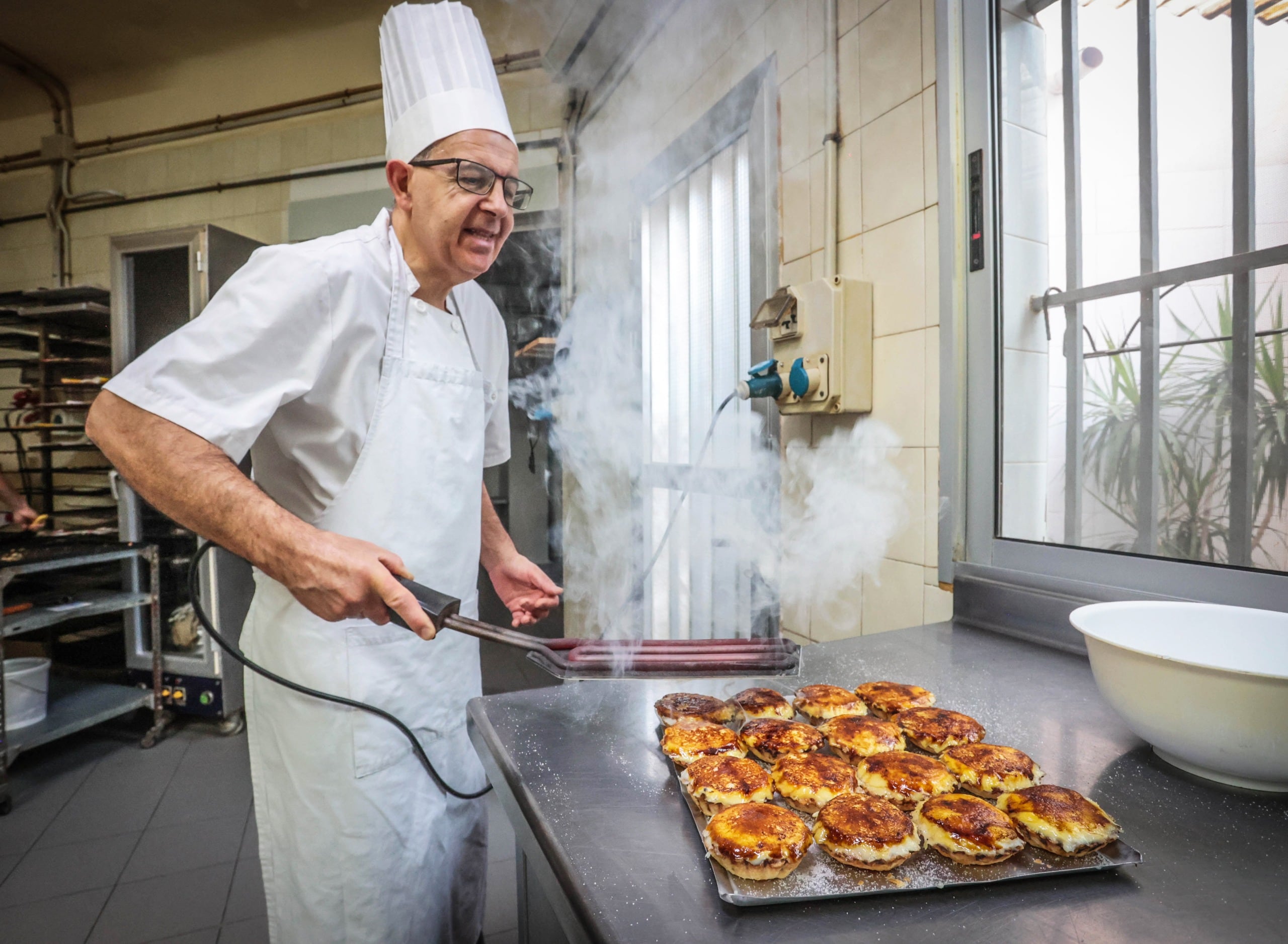 Vicente Valero Peñataro finaliza la preparación de una bandeja de &quot;caprichos&quot;