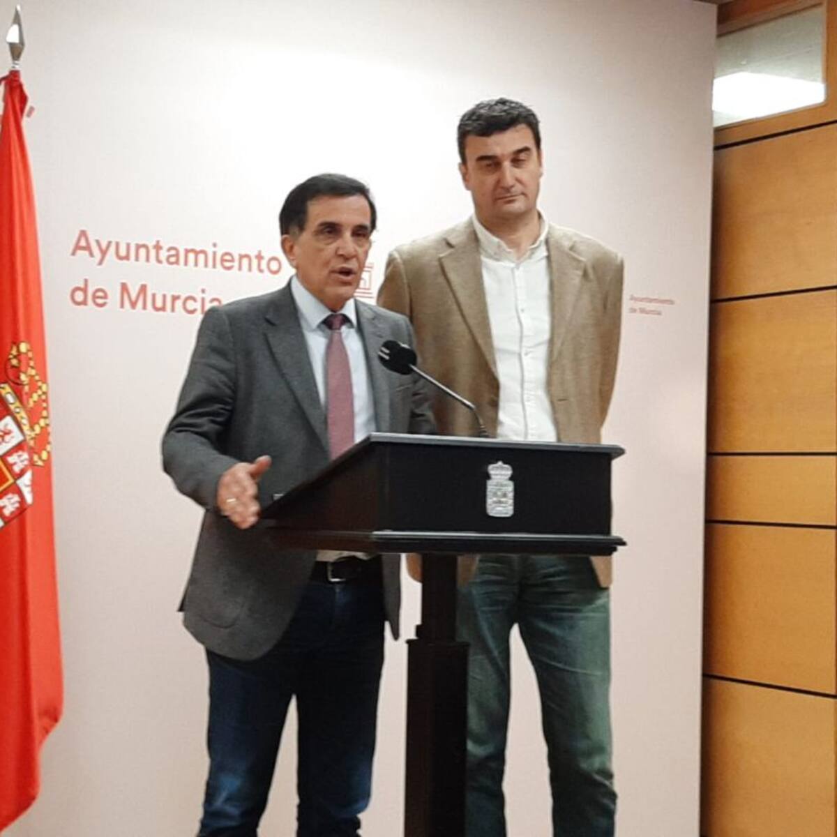 El alcalde de Murcia, José Antonio Serrano ficha a Ginés Ruiz Maciá, que dimitió como concejal de Podemos, para las próximas elecciones municipales