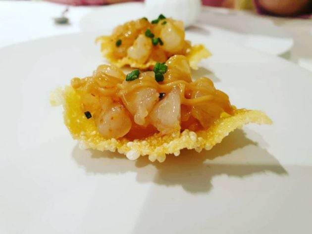 Crujiente de patata con gambas marinadas