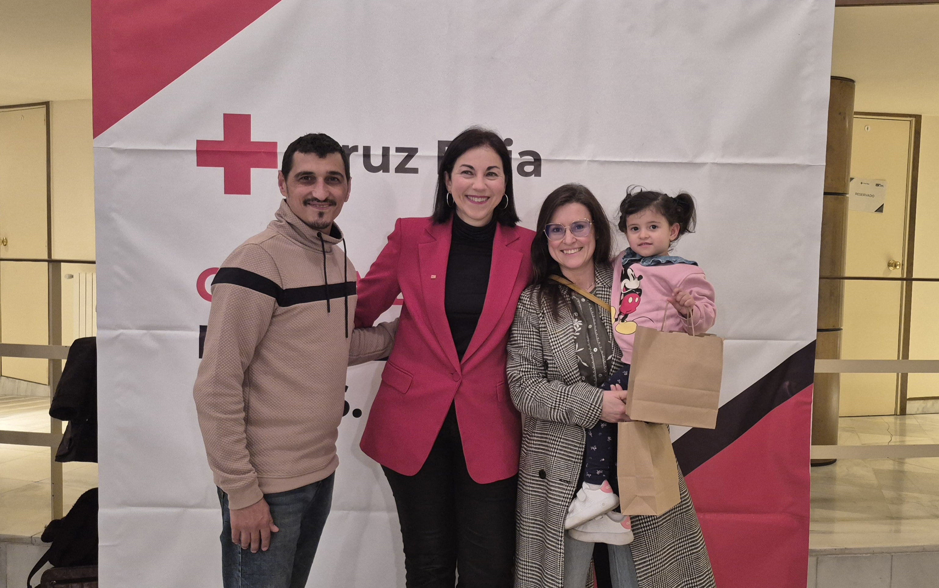 La pequeña Manuela Lobejón de tan solo 4 años, que posa junto a la presidenta de la entidad y sus padres, ha sido reconocida en el acto de Cruz Roja Palencia como la socia más joven